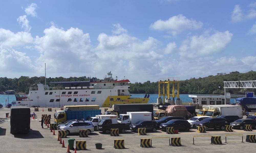 Sejumlah kendaraan yang akan melakukan penyeberangan antre di Pelabuhan ASDP Telaga Punggur, Batam, Sabtu (14/3). F. Cecep Mulyana/Batam Pos