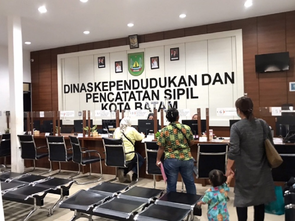 Warga mengantre mengurus dokumen kependudukan di Disdukcapil Batam. Pelayanan tetap berjalan normal meski diberlakukan WFA. F. M. Sya'ban/Batam Pos