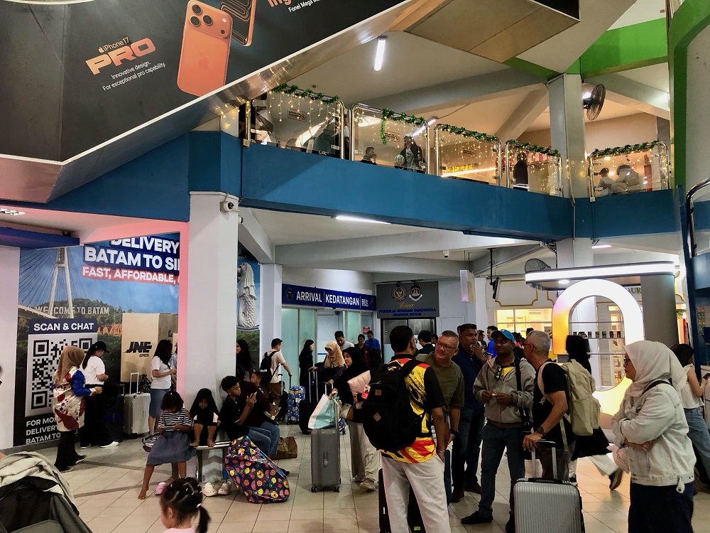 Penumpang tiba di Terminal Feri Internasional Batam Center. F. Azis Maulana/Batam Pos