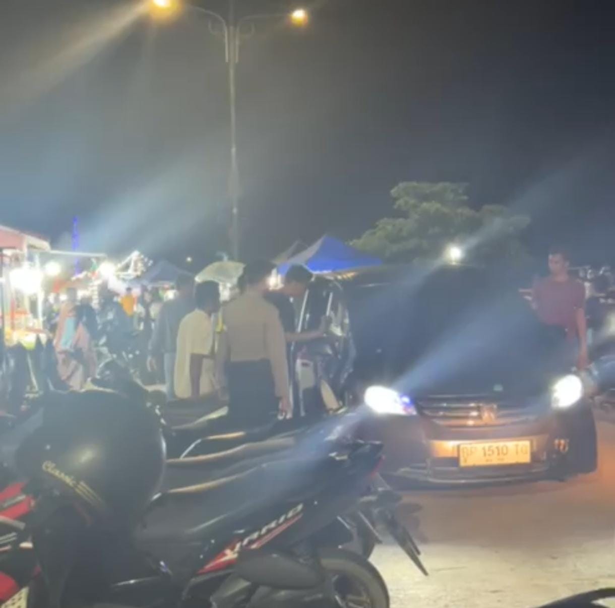 Polisi saat mengamankan karyawan dan bos pedagang di Gurindam 12 usai terlibat aksi saling pukul. F. Warga untuk Batam Pos