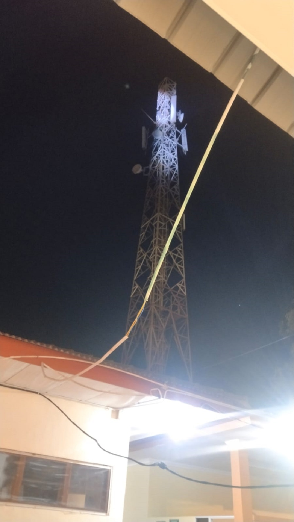 Seorang pria nekat memanjat tower di dekat Masjid Baiturahmandi Sekupang, Rabu (25/3) malam. Hingga larut malam, proses evakuasi masih berlangsung. F. Istimewa