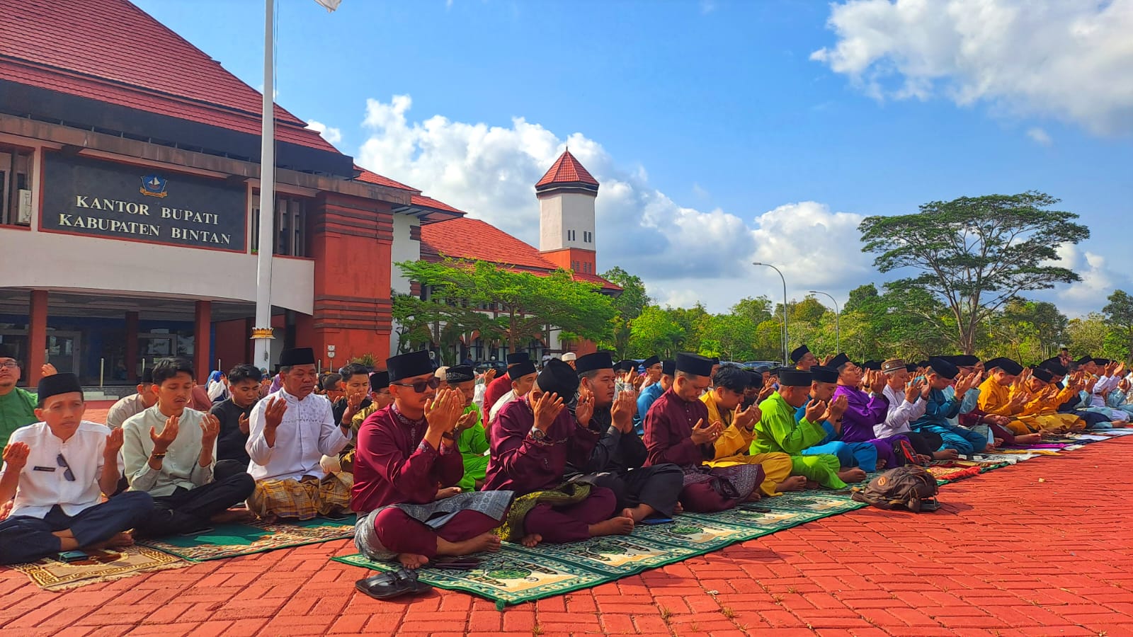 Masyarakat dan pegawai Pemkab Bintan salat Istisqa di halaman Kantor Bupati Bintan, Bintan Buyu, Kamis (26/3/2026) pagi. F.Slamet Nofasusanto/Batam Pos