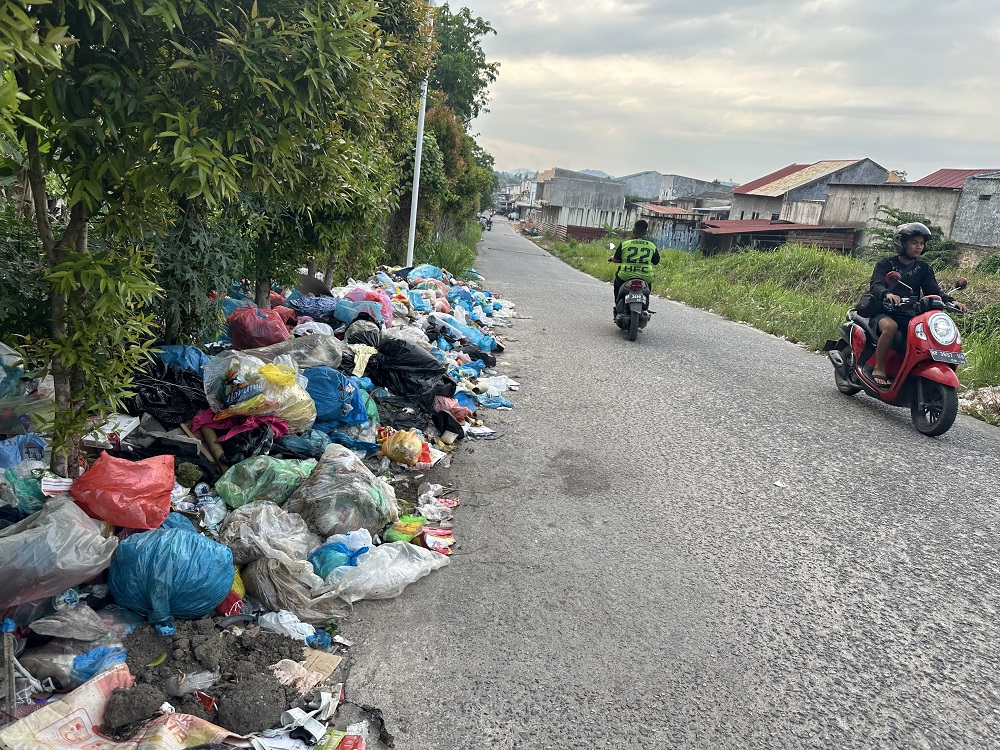 Sampah menumpuk di jalan sekitar Citra Laguna, Tembesi. F. Yofi Yuhendri/Batam Pos