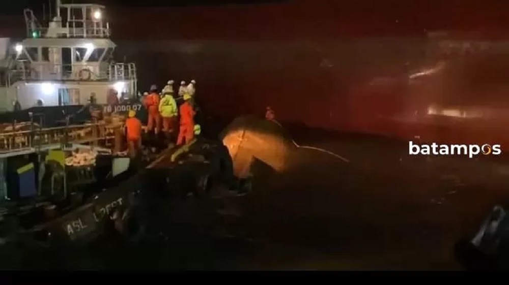 Insiden terbaliknya tug boat Mega saat memandu kapal tanker Kyparissia di kawasan galangan kapal PT ASL Marine Shipyard, Batam, Jumat (6/3), 3 tewas, satu kru masih hilang. F. Eusebius Sara/ Batam Pos