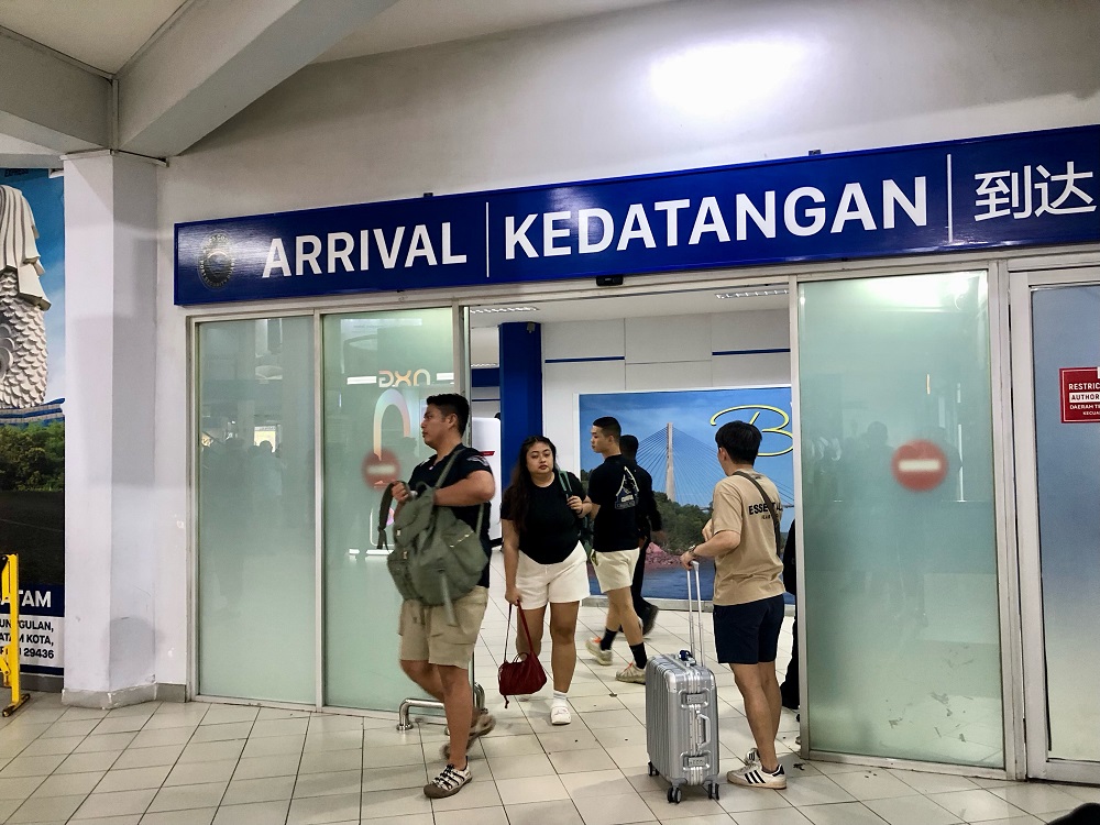 Sejumlah penumpang saat tiba di Terminal Feri Internasional Batam Center, Kamis (26/3). F. Azis Maulana/ Batam Pos 