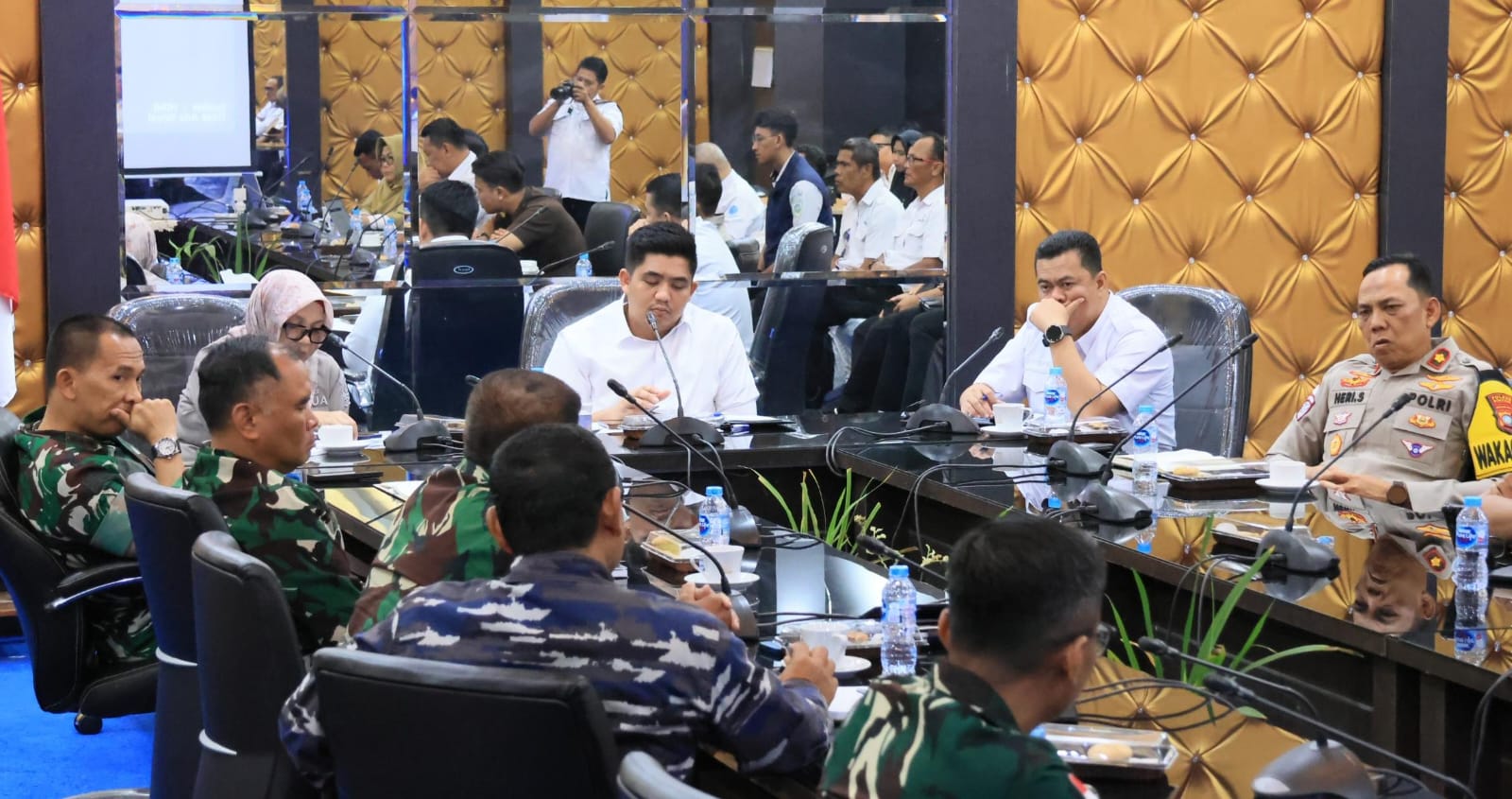 Bupati Bintan, Roby Kurniawan memimpin rapat koordinasi penetapan status Tanggap Darurat Bencana Karhutla dan kekeringan di Kantor Bupati Bintan, Rabu (25/3/2026). F.Zoko untuk Batam Pos