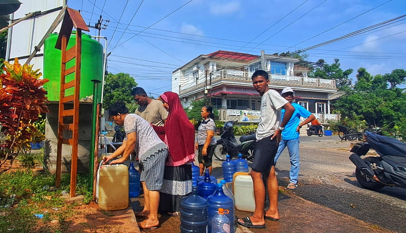 Warga Perumahan Taman Surya Indah, Desa Teluk Sasah antre untuk mendapatkan air bersih dari Dinas Kesehatan Bintan, Jumat (27/3/2026). F.Slamet Nofasusanto/Batam Pos