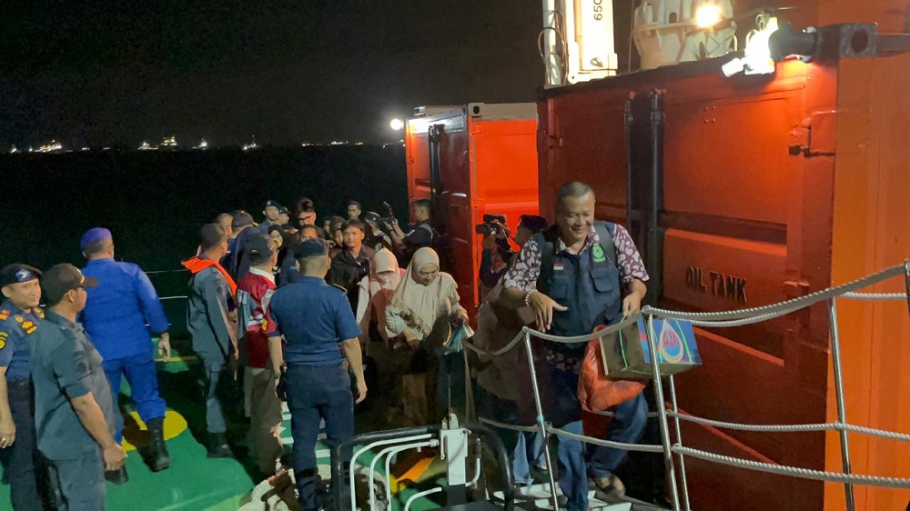 Ratusan pemudik bersiap menaiki Kapal Negara KN Sarotama P.112 dalam program arus balik gratis rute Kuala Tungkal&ndash;Batam, Kamis (26/3). F. Istimewa