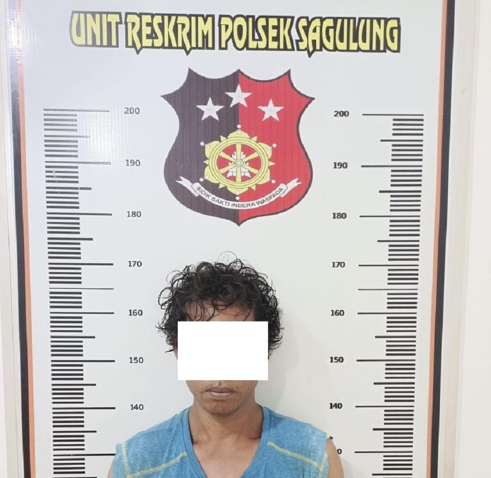 SSM, 34, diamankan polisi setelah diduga mencabuli anak kandungnya yang masih berusia tiga tahun. F. Polsek Sagulung untuk Batam Pos