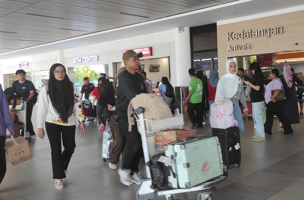 Arus balik Lebaran terlihat mulai ramai di pintu kedatangan di Bandara Hang Nadim Batam, Rabu (24/3). F. Cecep Mulyana/Batam Pos