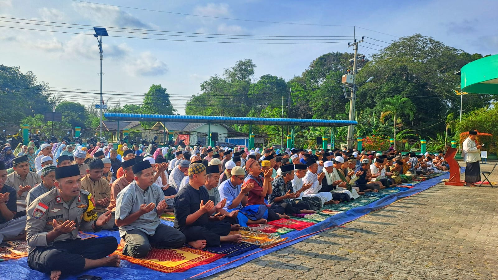 Masyarakat Seri Kuala Lobam berdoa setelah melaksanakan salat Istisqa di halaman Masjid Al Hikmah, Desa Teluk Sasah, Kecamatan Seri Kuala Lobam, Jumat (27/3/2026) pagi. F. Slamet Nofasusanto/Batam Pos