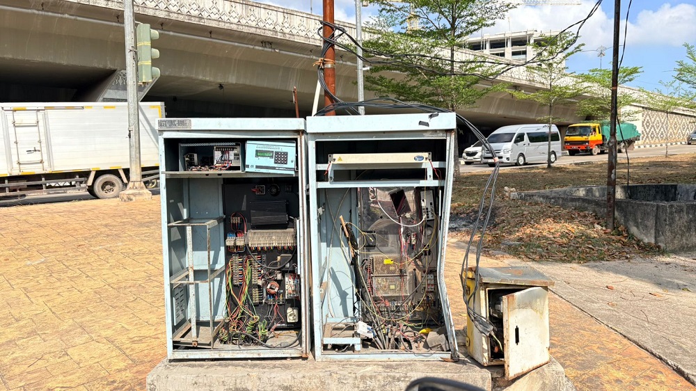 Boks kontrol lampu lalu lintas yang dibongkar pencuri di salah satu simpang di Batam, Rabu (25/3) malam. F. Istimewa