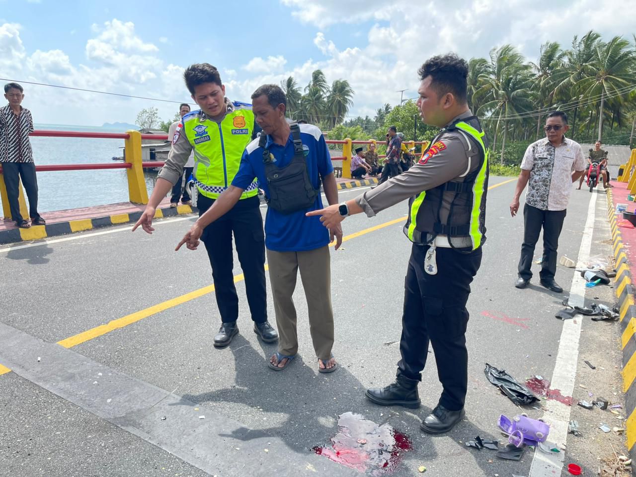 Petugas Satlantas Polres Natuna olah Tempat Kejadian Perjara (TKP) kecelakaan maut di Jembatan Kelanga, Natuna. F Satlantas Polres Natuna untuk Batam Pos