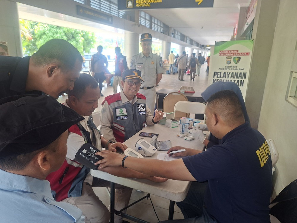 Petugas medis melayani pemeriksaan kesehatan gratis bagi pemudik di Pelabuhan Sekupang, Batam, Kamis (26/3). F. Humas Polresta Barelang untuk Batam Pos