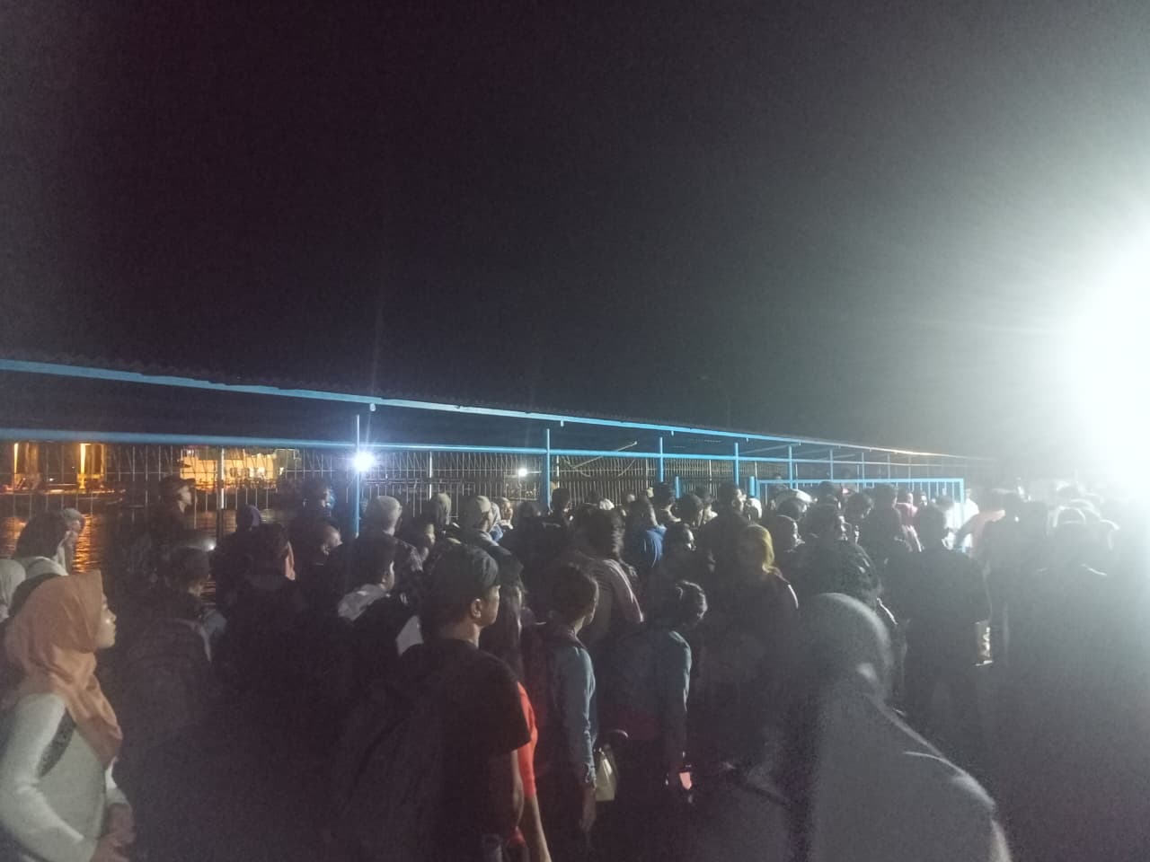 Ratusan penumpang Roro KMP Kundur saat mengantri ingin masuk ke Kapal, Kamis Malam (26/3). F. Vatawari/BATAM POS