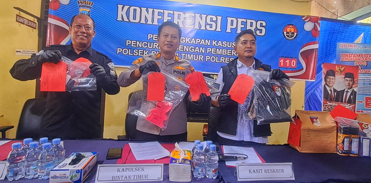 Kapolsek Bintan Timur, AKP Aang Setiawan didampingi Kasi Humas AKP H.P Bako dan Kanit Reskrim Iptu Yofi Akbar memperlihatkan barang bukti hasil kejahatan pencurian di Mapolsek Bintan Timur, kemarin.