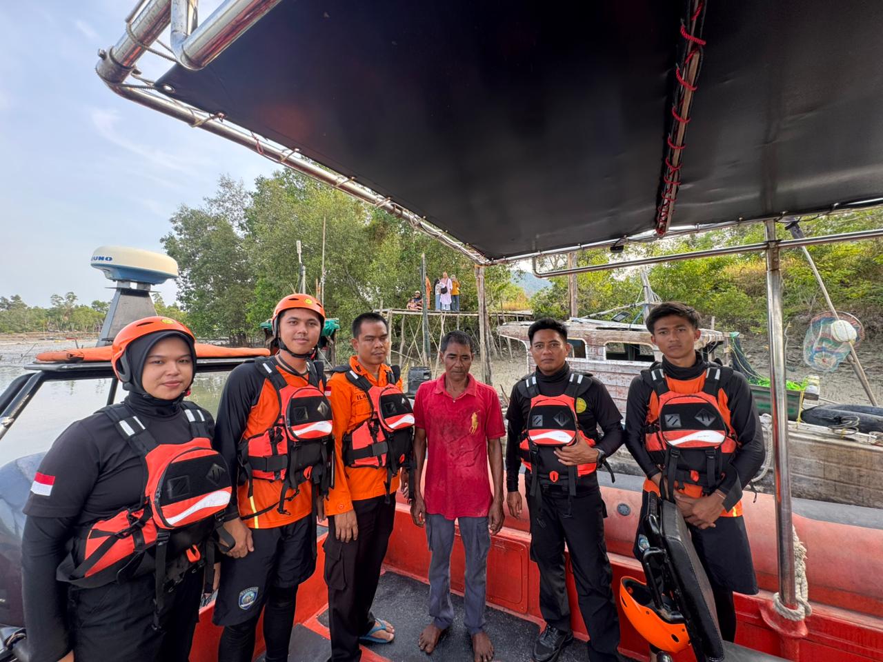 Syamsir, nelayan yang dilaporkan hilang, ditemukan selamat oleh Tim SAR di Pulau Karimun Anak, Kabupaten Karimun, kemarin. F Sandi Pramosinto/Batam Pos