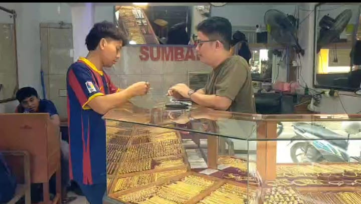 Salah satu warga yang datang ke toko emas untuk menjual perhiasan, Jumat (27/3). F. Vatawari/BATAM POS