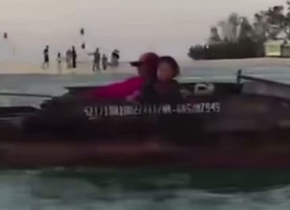 Viral ayah ancam anak di laut Galang, Batam. F. Tangkapan layar video warga
