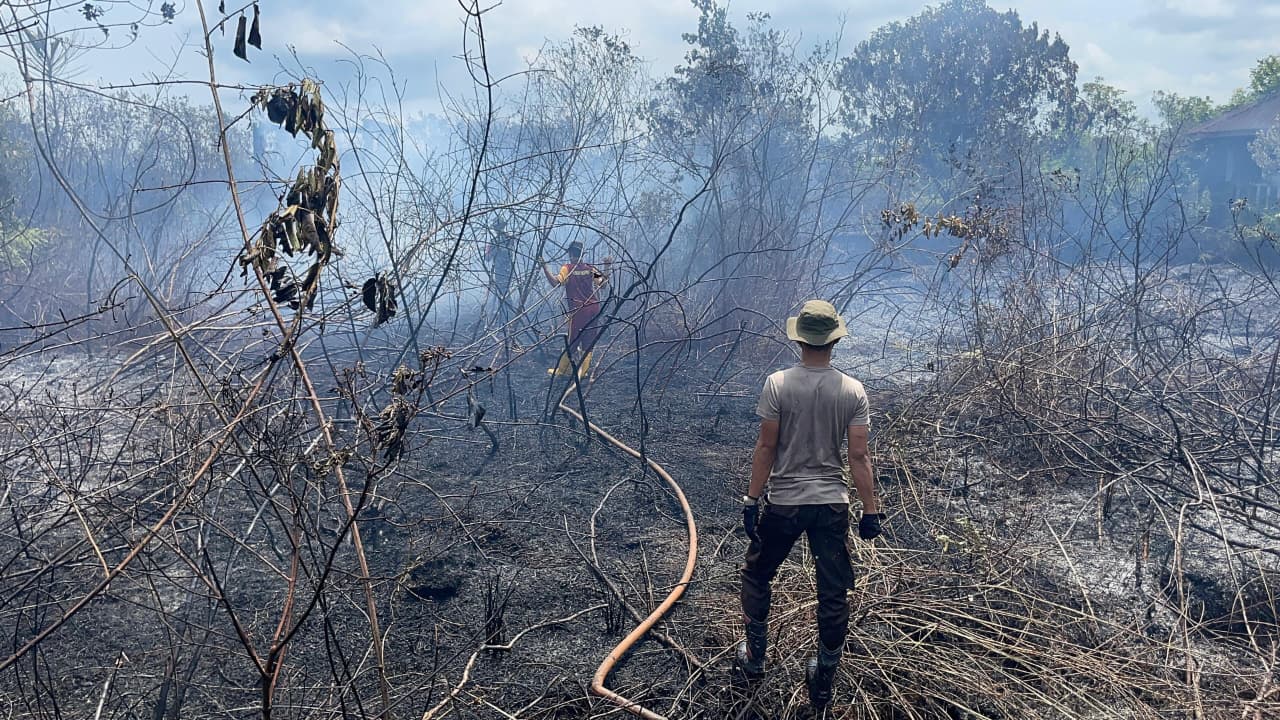 Petugas gabungan Damkar unit Daik Lingga bersama Personil Polsek Daik dan BPBD saat memadamkan api, Sabtu (28/3). F. Vatawari/BATAM POS