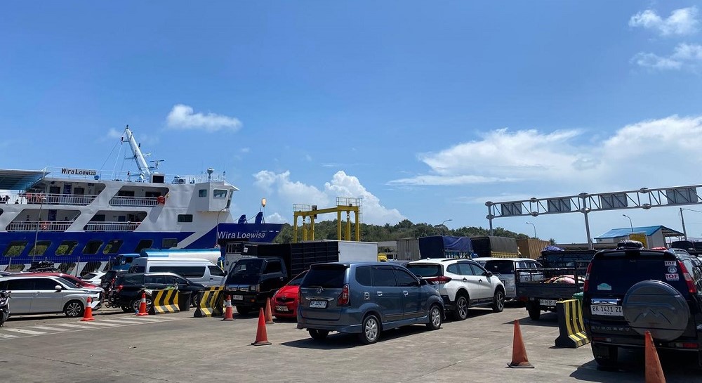 Aktivitas di Pelabuhan Telaga Punggur. Otoritas Pelabuhan Telaga Punggur menambah armada kapal dan memperpanjang jam operasional saat arus balik, Sabtu (28/3). F. Azis Maulana/Batam Pos