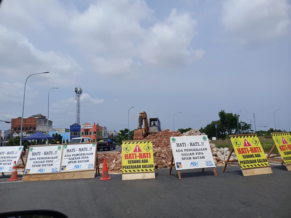 Perbaikan kebocoran pipa air di Bundaran Basecamp Batam menyebabkan penutupan satu jalur dari arah Sekupang menuju Tanjunguncang dan memicu kepadatan lalu lintas. F. Eusebius Sara/Batam Pos