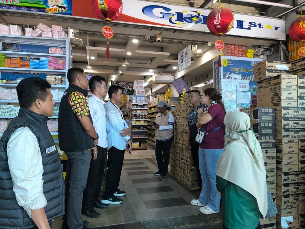 Tim Satgas Pangan Polda Kepri bersama Bapanas tengah meninjau salah satu swalayan di kawasan Batamkota, Jumat (27/3). F. Istimewa