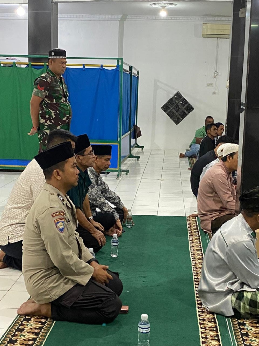 Warga bersama aparat TNI-Polri mengikuti Salat Istisqa di Masjid Al Amin, Batuaji, Batam, sebagai ikhtiar memohon hujan di tengah musim kemarau. F. Dok. Polsek Batuaji untuk Batam Pos