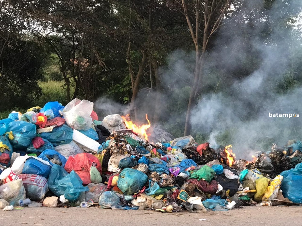 Sampah yang menumpuk dan tak terangkut akhirnya dibakar warga. F. M. Sya&rsquo;ban/Batam Pos