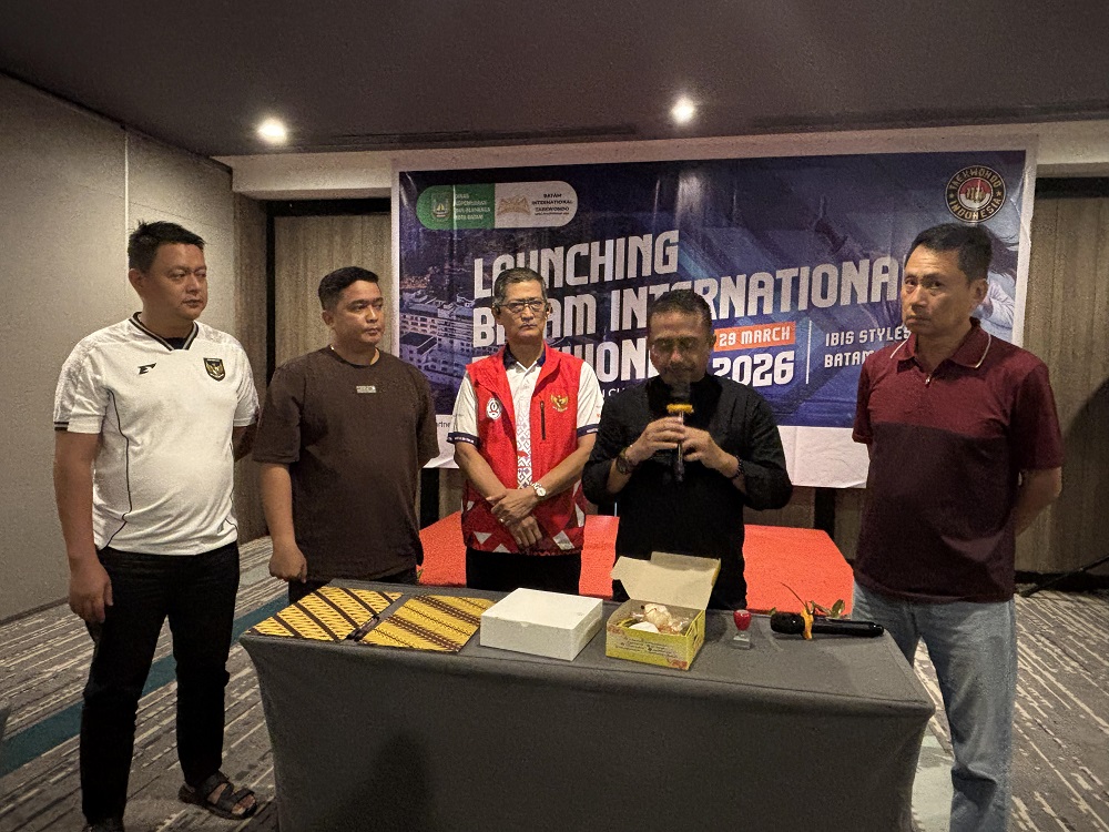 CO Organizer Penyelenggara Batam Internasional Taekwondo 2026 tengah mempresentasikan menu katering yang nantinya akan dikonsumsi peserta. F. Yashinta/Batam Pos