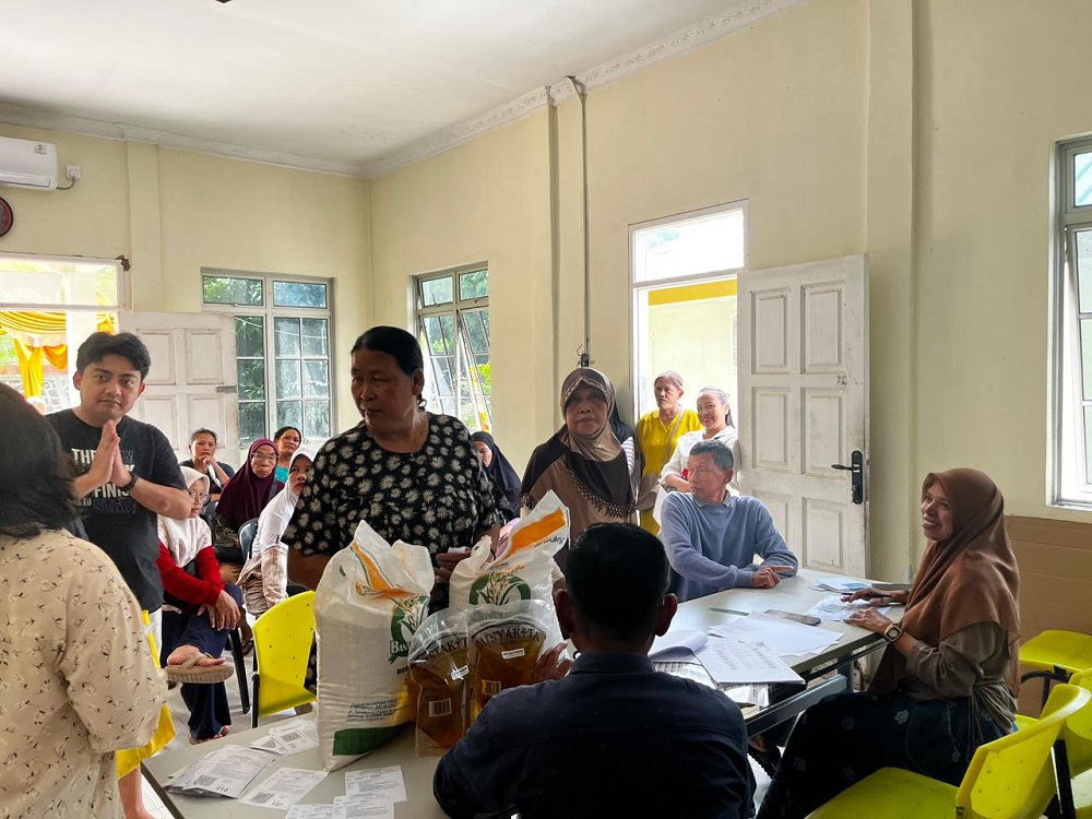 Sejumlah petugas tampak menyalurkan bantuan pangan kepada masyarakat di kawasan Taman Baloi, Sabtu (28/2). F. Istimewa