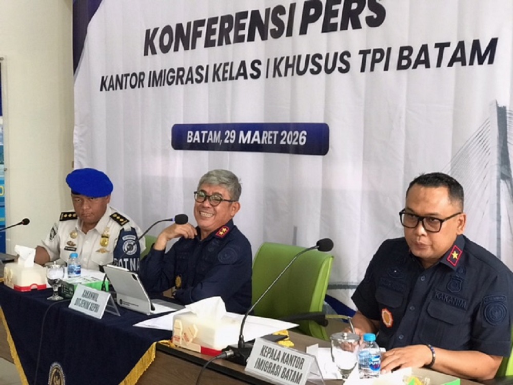 Dari kanan, Hajar Aswad, Ujo Sutojo, dan Washington Napitupulu memberikan keterangan pers terkait kasus dugaan pungli di Imigrasi Batam. Foto: M. Sya&rsquo;ban/Batam Pos