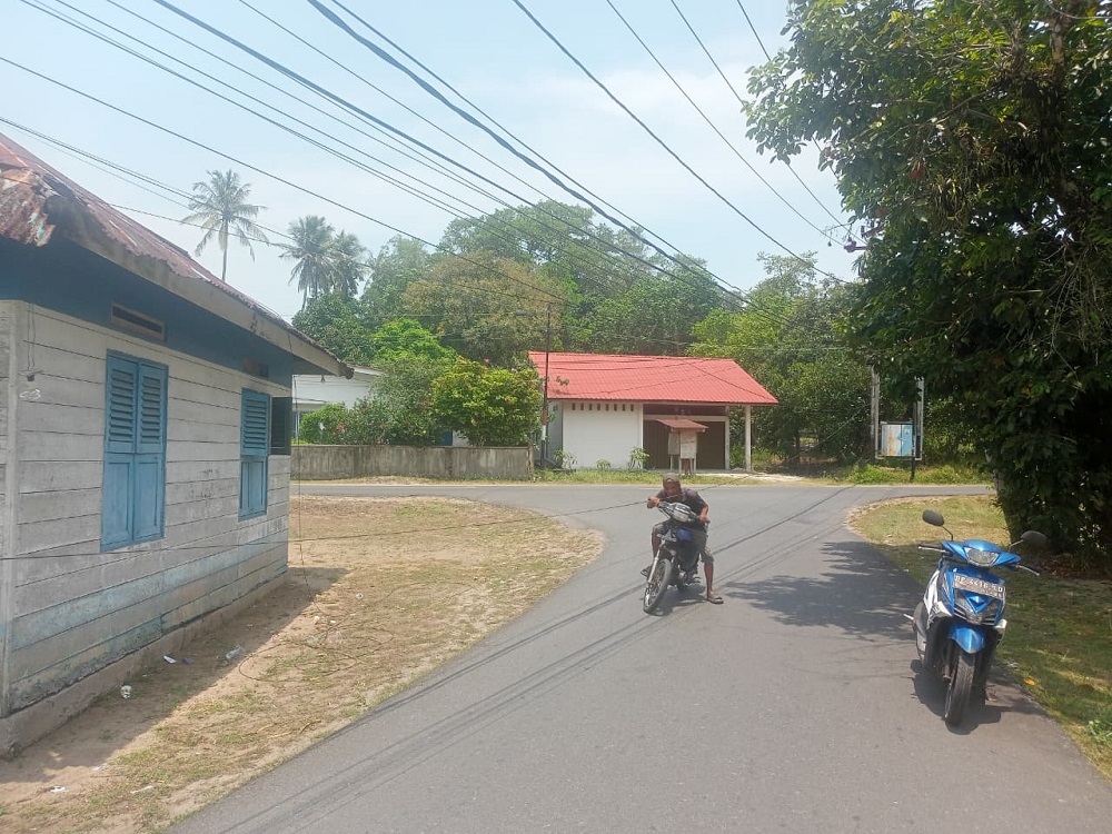 Kabel internet yang melintang di jalan dan membahayakan pengguna jalan, Minggu (29/3). F. Vatawari/Batam Pos 