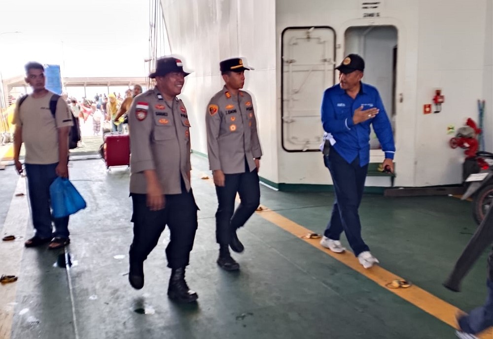 Kapolsek Kawasan Pelabuhan Batam (KKP), Zharfan Edmond, menijau pelabuhan. F. Istimewa