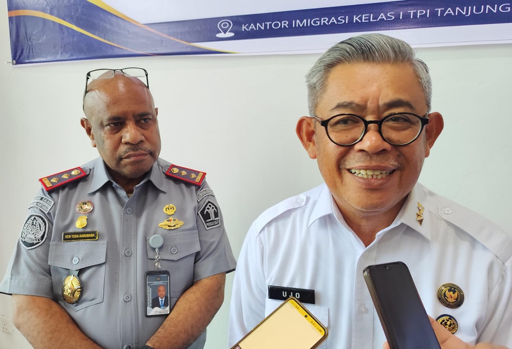 Kepala Kantor Wilayah Direktorat Jenderal Imigrasi Kepri, Ujo Sujoto (kanan). F. Mohamad Ismail/Batam Pos