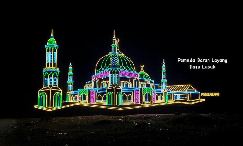 Pemuda Baran layang Desa Lubuk Kundur juara 1 lampu elektrik. F. Dispar Karimun