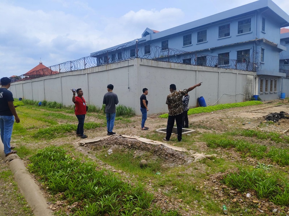Petugas menunjukkan lokasi ditemukan ditemukannya narkoba jenis sabu di area Blok D Lapas Kelas IIA Batam. F. Istimewa