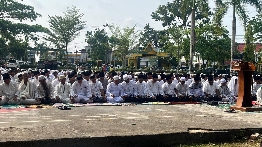 Warga hingga jajaran Pemko Tanjungpinang saat salat istisqa di Lapangan Pamedan, Minggu (29/3). F. Mohamad Ismail/Batam Pos