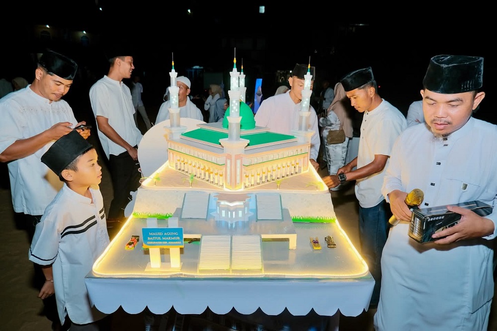 Miniatur masjid yang dibawa oleh peserta pawai takbir di Kabupaten Kepulauan Anambas. Foto. Ihsan Imaduddin/Batam Pos