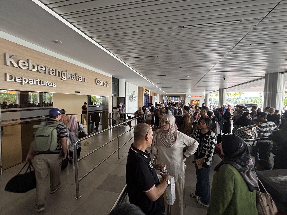Ratusan penumpang memadari area Bandara Hang Nadim Batam, Minggu ( 29/3) siang. F. Yashinta/Batam Pos