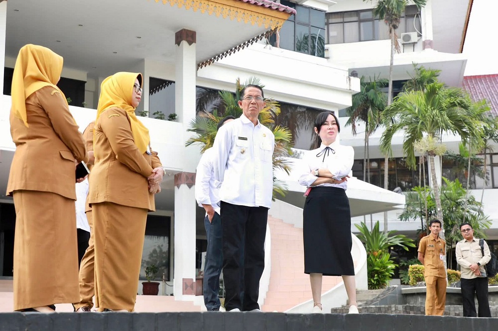 Wali Kota Batam Amsakar Achmad memimpin apel gabungan perdana pasca-Idulfitri di Dataran Engku Putri. F. Istimewa