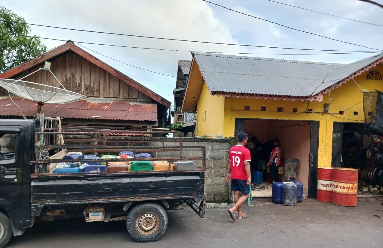 KONDISI&nbsp;BBM di Tambelan masih tersedia, beberapa bulan lalu. Namun kini, Tambelan mengalami kelangkaan BBM. F.Asmawi untuk Batam Pos