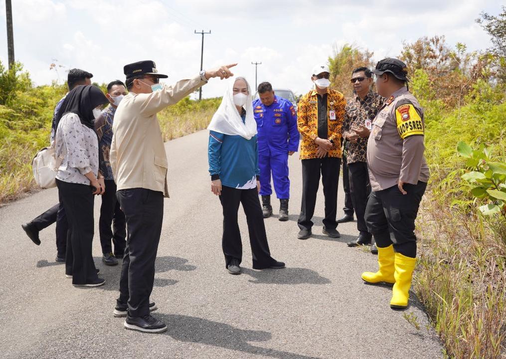 BUPATI Natuna, Cen Sui Lan didampingi Wakil, Jarmin Sidik meninjau lahan karhutla di Batubi. Ia menyiapkan Rp 5 juta untuk masyarakat yang berhasil ungkap pelaku pembakaran. F Kevin untuk Batam Pos