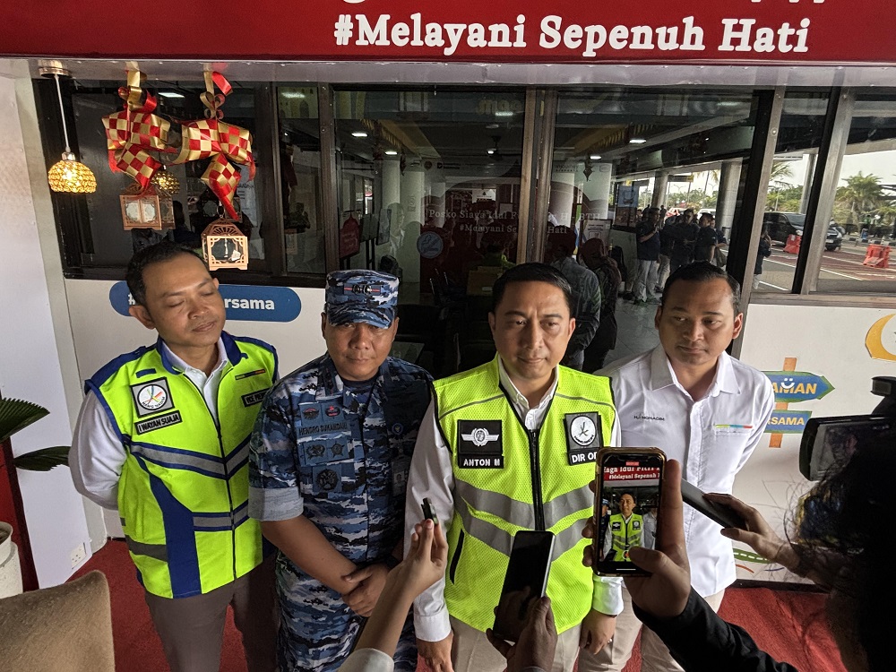 Direktur Operasi PTBIB, Anton Marthalius, bersama Komandan Pangkalan Udara Hang Nadim, Letkol Pnb Hendro Sukamdani, di Bandara Hang Nadim Batam. F. Yashinta/Batam Pos