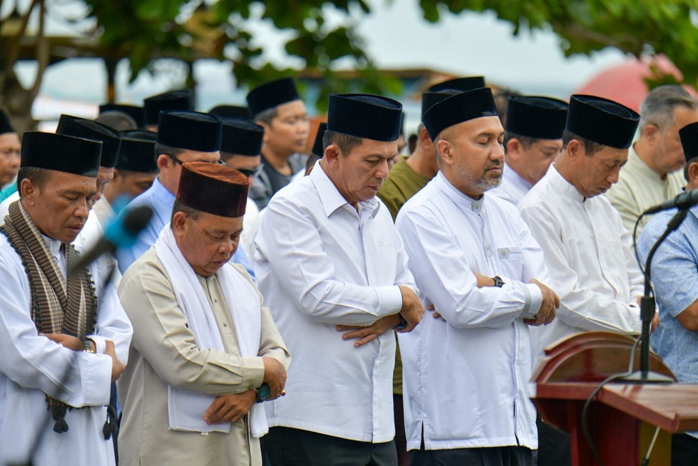 Gubernur Kepri, Ansar Ahmad, bersama masyarakat mengikuti salat Istisqa di Balai Adat Melayu, Pulau Penyengat. F. Diskominfo Kepri