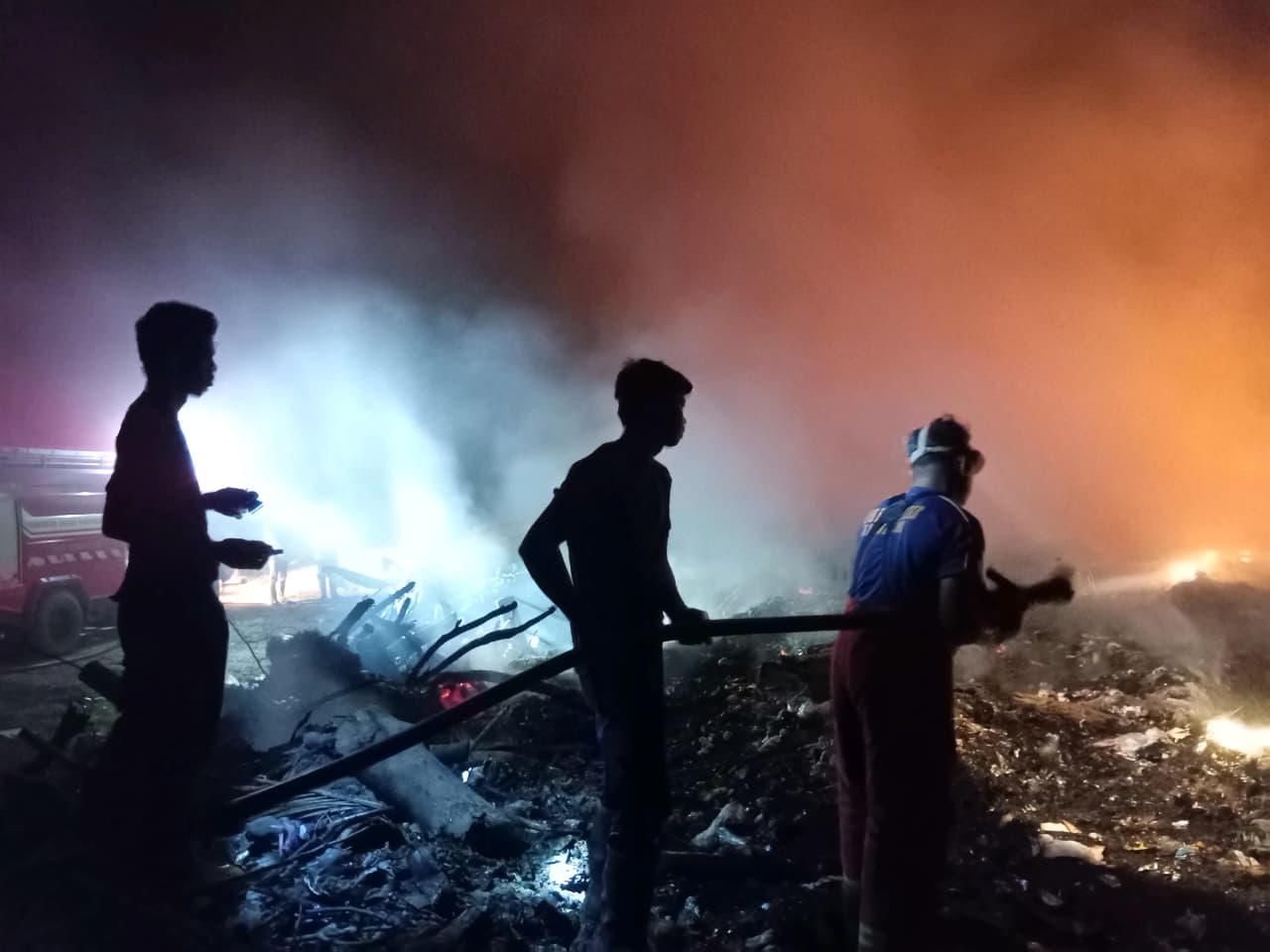 PETUGAS&nbsp;gabungan memadamkan api di lahan seluas 150 hektare, beberapa waktu lalu. Dampaknya, Pemkab Natuna menetapkan&nbsp;darurat Karhutla. F Damkar Natuna untuk Batam Pos