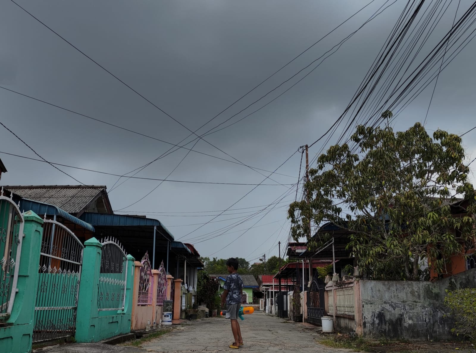 Awan mendung menyelimuti kawasan Batu 6 Tanjungpinang. F. Yusnadi Nazar/Batam Pos