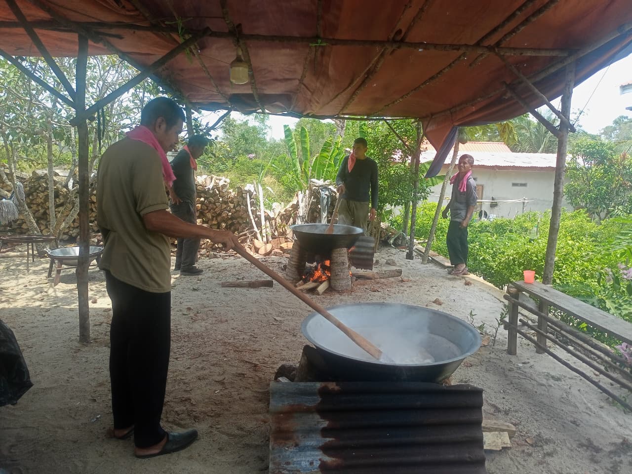 MASYARAKAT Desa Pasir Kuning saat sedang mengacau Nasi Manis atau Dodol Beras Ketan, Senin (30/3). F. Vatawari/BATAM POS