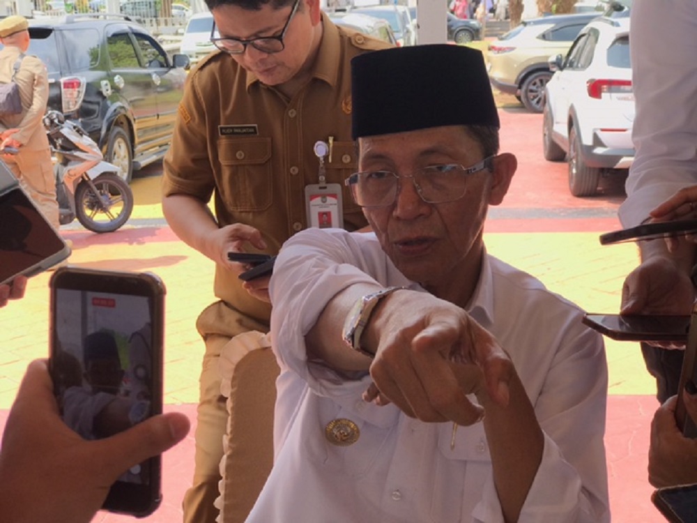 Wali Kota Batam/Kepala BP Batam, Amsakar Achmad, usai memimpin apel gabungan ASN Pemko dan BP Batam di Dataran Engku Putri, Batam Center, Senin (30/3) pagi. F. M. Sya'ban/Batam Pos