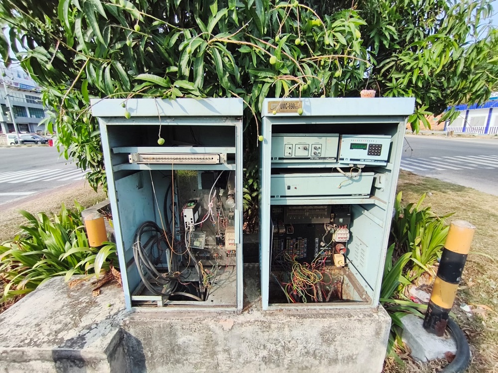 Box server lampu lalu lintas di simpang Indomobil, Baloi, digasak maling. F. Dok. Dishub untuk Batam Pos